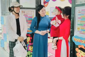 Giáo viên Trường MN Hương Sen, phường Nông Tiến đón trẻ đến lớp. (Ảnh: NTCC)