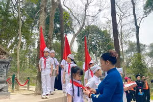 Lễ kết nạp Đội của học sinh Trường THPT Đội Cấn. (Ảnh: NTCC)