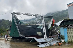 Dông lốc, mưa đá gây thiệt hại tại xã Lùng Tám.