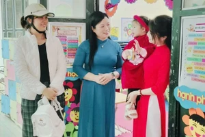 Giáo viên Trường MN Hương Sen, phường Nông Tiến đón trẻ đến lớp. (Ảnh: NTCC)