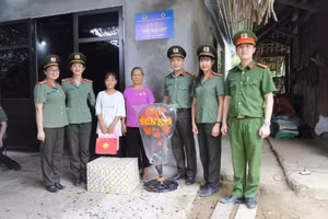 Trao nhà 19/8 và quà tặng, vật dụng gia đình cho em Đặng Thùy Trang. (Ảnh CA Tuyên Quang).