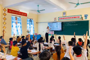 Một tiết học sôi nổi của cô và trò Trường PTDTBT Tiểu học Vừ A Dình, huyện Mù Cang Chải.