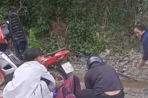 Bác sỹ Giàng A Vinh đỡ đẻ cho sản phụ ngay ven đường.