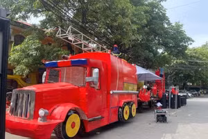 Mô hình đèn lồng hình dạng xe cứu hỏa độc đáo tại mùa lễ hội năm 2024.