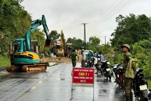 Mưa lớn gây sạt lở nhiều tuyến đường tại hai tỉnh Yên Bái và Phú Thọ.