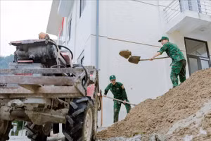 Lực lượng hỗ trợ giúp nhà trường khắc phục ảnh hưởng do sạt lở đất.
