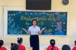 Giáo viên Trường Tiểu học Vân Sơn, xã Hồng Sơn giới thiệu chương trình tuần làm quen.