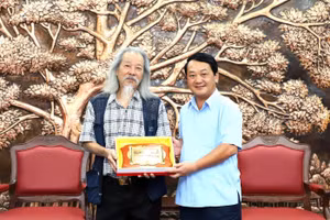 Ông Văn Thao, con trai cố nhạc sĩ Văn Cao trao tặng bút tích bài hát 'Tiến quân ca' cho Bí thư tỉnh Tuyên Quang.