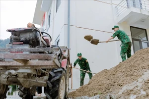 Lực lượng hỗ trợ giúp nhà trường khắc phục ảnh hưởng do sạt lở đất.