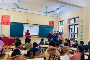 Lãnh đạo Phòng GD&ĐT huyện Văn Yên, Yên Bái kiểm tra công tác huy động học sinh ra lớp.