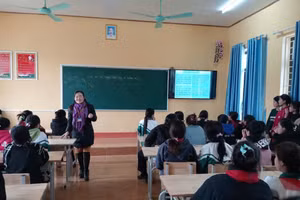 Các học sinh nữ tại Mù Cang Chải thường xuyên được các cô giáo tuyên truyền về sức khỏe sinh sản.