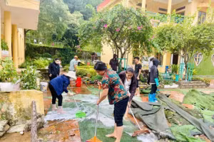 Phụ huynh học sinh lao động tại Trường Mầm non Hoa Lan ngày 17/8.