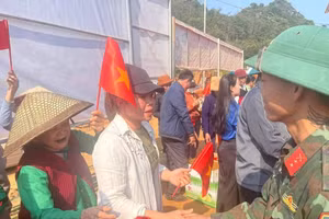 Người dân thôn Át Thượng bịn rịn chia tay các chiến sỹ.