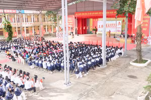 Các thế hệ giáo viên, học sinh Trường THPT Nguyễn Văn Huyên luôn nỗ lực "giữ lửa" tri thức.