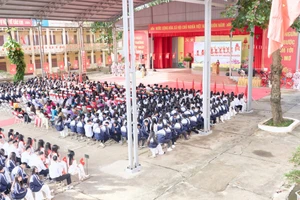 Các thế hệ giáo viên, học sinh Trường THPT Nguyễn Văn Huyên luôn nỗ lực "giữ lửa" tri thức.