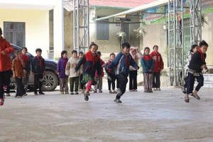 Về điểm trường chính, học sinh vùng cao được nâng cao kỹ năng.