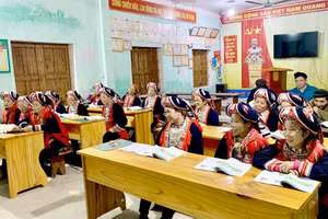 Lớp học xóa mù chữ tại xã Hồ Thầu, Tuyên Quang. (Ảnh: Vũ Mừng)