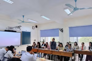 Các thầy cô giáo trao đổi chuyên môn tại các phòng hội thảo.