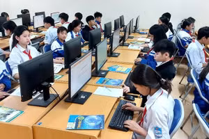 Các em học sinh trường PTDTNT THCS Văn Chấn.