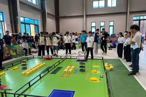 Đội thi của các em học sinh tỉnh Tuyên Quang thể hiện tại cuộc thi.
