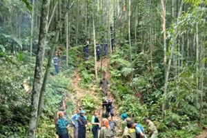 Người dân và lực lượng chức năng tổ chức tìm kiếm người đàn ông mất tích. (Ảnh: CATQ)