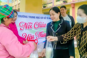 Các thầy cô giáo Trường THCS Nghĩa Lộ phát cháo miễn phí cho người bệnh. (Ảnh: Nguyễn Quang Lộ)