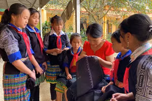 Câu lạc bộ thêu giúp học sinh giữ gìn bản sắc văn hóa của dân tộc mình.