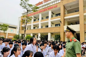 Các em học sinh trường THPT Nguyễn Huệ (TP Yên Bái) được giáo dục, phổ biến pháp luật tại nhà trường.