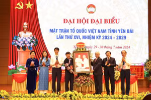 Chủ tịch Ủy ban Trung ương MTTQ Việt Nam chúc mừng và tặng quà Đại hội MTTQ Việt Nam tỉnh Yên Bái.