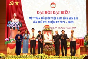 Chủ tịch Ủy ban Trung ương MTTQ Việt Nam chúc mừng và tặng quà Đại hội MTTQ Việt Nam tỉnh Yên Bái.