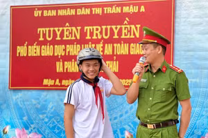 Học sinh trường THCS Mậu A (Văn Yên) trong buổi tuyên truyền ATGT tại trường học.