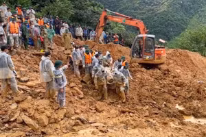 Lực lượng chức năng tìm thấy thi thể nạn nhân đầu tiên. (Ảnh: CATQ)