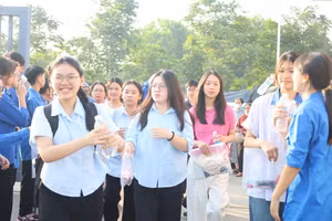 Các thí sinh có mặt tại điểm thi từ sớm với tâm lý thoải mái.
