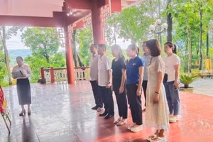 Dâng hương tưởng nhớ các anh hùng liệt sỹ tại Nghĩa trang Căn - Đồn Nghĩa Lộ.