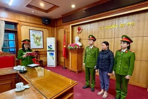 Cơ quan công an đọc lệnh khởi tố La Thị Thanh.(Ảnh: CATQ)