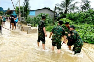 Lực lượng chức năng tìm kiếm cháu bé bị nạn. (Ảnh: BTQ)
