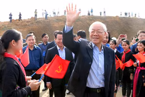 Người dân tỉnh Yên Bái vui mừng đón Tổng Bí thư Nguyễn Phú Trọng năm 2019.