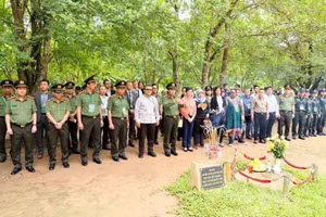 Các đại biểu dâng hương tại Đình Tân Trào.