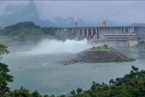 Thủy điện Tuyên Quang mở liên tiếp 7 cửa xả đáy do mực nước các sông ở mức rất nguy hiểm.