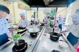 Các bạn trẻ theo học nghề đầu bếp tại Trường Cao đẳng Yên Bái có nhiều cơ hội thực tập tại các doanh nghiệp tại địa phương.