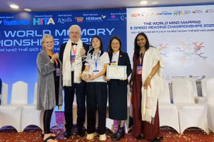 Em Vương Ngọc Nhung (giữa) đạt giải Bạc Sơ đồ tư duy thế giới 2025.