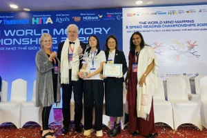 Em Vương Ngọc Nhung (giữa) đạt giải Bạc Sơ đồ tư duy thế giới 2025.