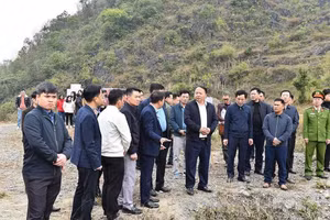 Ông Phan Huy Ngọc, Chủ tịch UBND tỉnh Tuyên Quang khảo sát mặt bằng tại xã Lũng Cú.