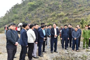 Ông Phan Huy Ngọc, Chủ tịch UBND tỉnh Tuyên Quang khảo sát mặt bằng tại xã Lũng Cú.