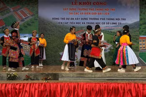 Không khí chuẩn bị của các em học sinh tại xã Lũng Cú.