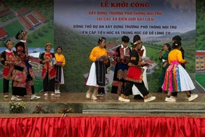 Không khí chuẩn bị của các em học sinh tại xã Lũng Cú.