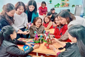 Các giáo viên trao đổi, thảo luận tại lớp tập huấn.