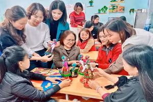 Các giáo viên trao đổi, thảo luận tại lớp tập huấn.