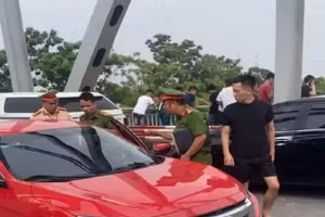 Công an xử lý hiện trường tránh ùn tắc giao thông tại cầu Phong Châu.