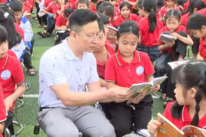 Các thầy cô giáo hướng dẫn học sinh đọc sách.